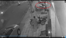 Trộm xe liều lĩnh bẻ khóa ngay trước mặt người đàn ông ngồi đọc báo